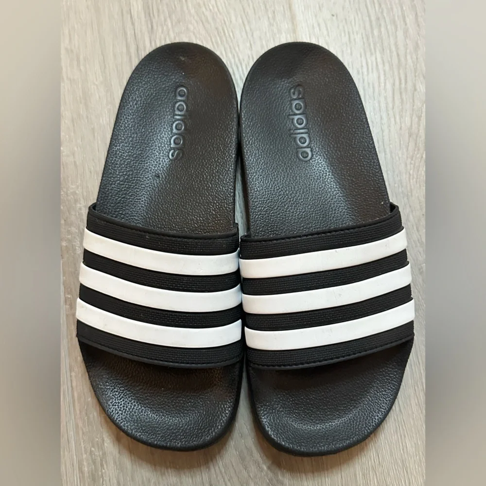 NWOT ADIDAS Girls Sliders size 4 Black and white
